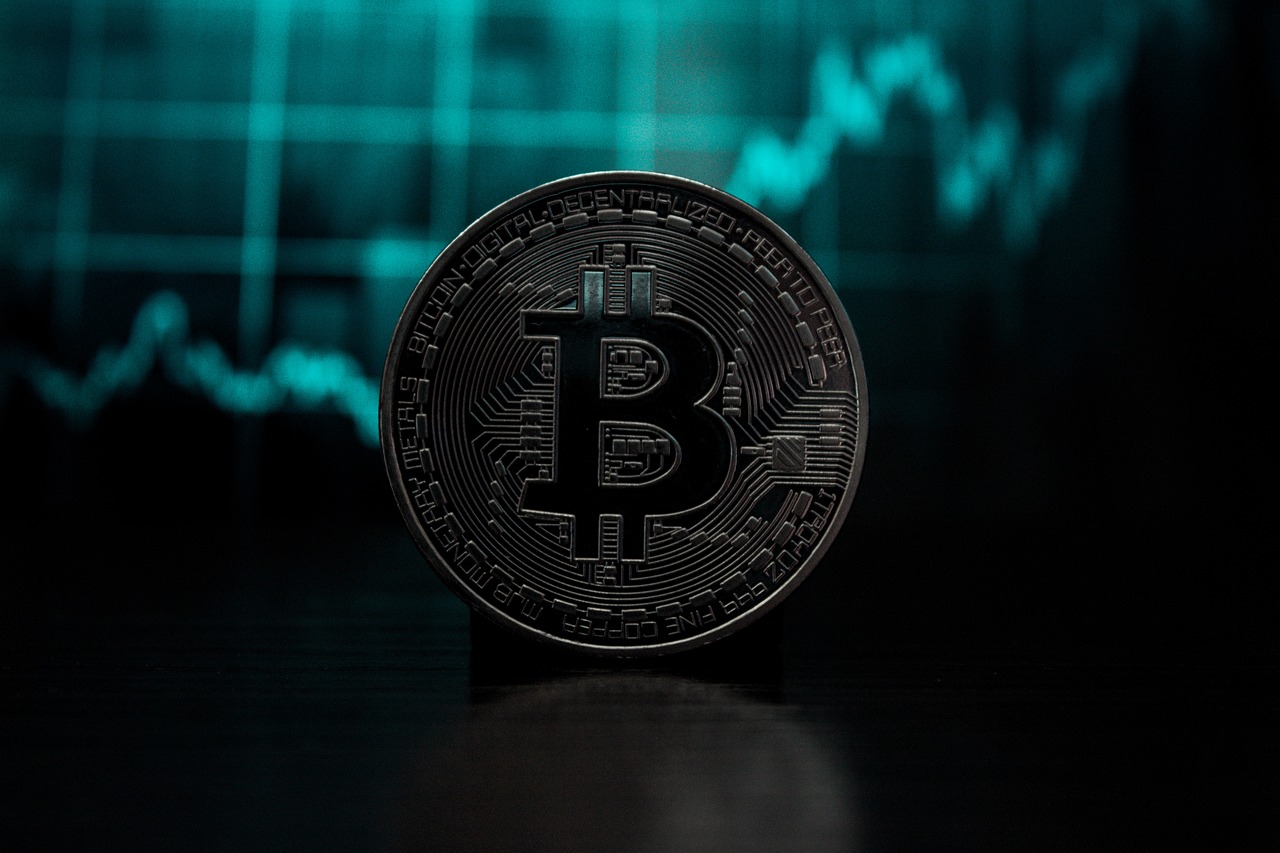 鲍威尔粉碎降息希望、美股遭遇猛烈抛售！比特币一度逼近8.3万美元